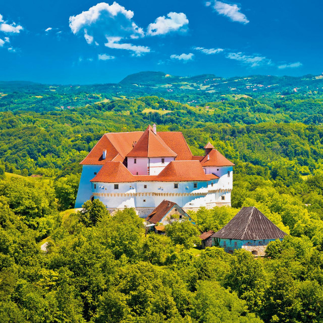 U Hrvatskom zagorju ponose se brojem utvrda i kurija - imaju ih čak 54. većina njih je dostupna i može se razgledati njihova unutrašnjost, a dobra je vijest da je nad nekima od derutnih započeta obnova koja će im vratiti sjaj