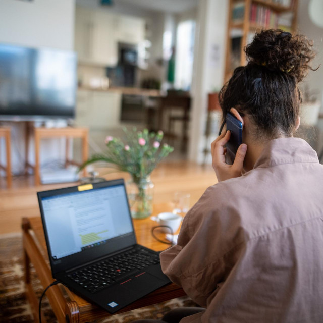 18 March 2020, Baden-Wuerttemberg, Stuttgart: A woman participates in a conference call due to the spread of the coronavirus from her living room. Photo: Sebastian Gollnow/dpa