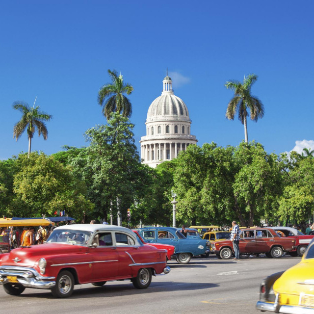 Centar Havane i prepoznatljivi šareni automobili iz 50-ih godina prošlog stoljeća.