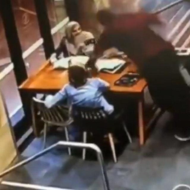Kadar iz snimke napada koji je zabilježen sigurnosnim kamerama u kafiću u Sydneyju