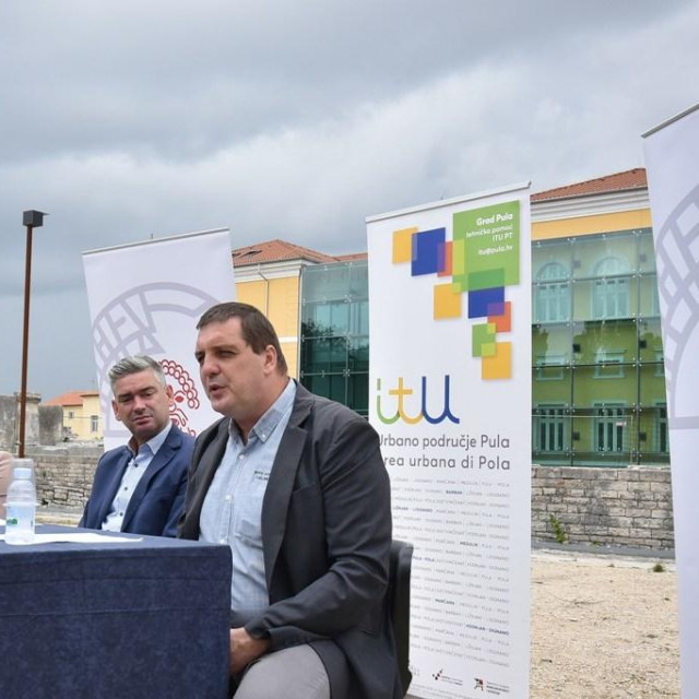 Danas se na lokaciji u Malog rimskom kazališta u Puli održala prezentacija projekta “KONZERVACIJA I REKONSTRUKCIJA MALOG RIMSKOG KAZALIŠTA”.U okviru mehanizma integriranih teritorijalnih ulaganja Pula, u sklopu otvorenog poziva „Revitalizacija kulturne baštine u urbanom području Pula”, Arheološkom muzeju Istre odobren je za sufinanciranje projekt: ”Konzervacija i rekonstrukcija Malog rimskog kazališta - Pula”, iz Europskog fonda za regionalni razvoj, u okviru Operativnog programa “Konkurentnost i kohezija 2014.-2020.”, zajednicom grada Pule.
Projekt je predstavio pulski gradonačelnik Boris Miletić, direktorica Turističke zajednice grada Pule, Sanja Cinkopan Korotaj i ravnatelj Arheološkog muzeja Istre, Darko Komšo.
