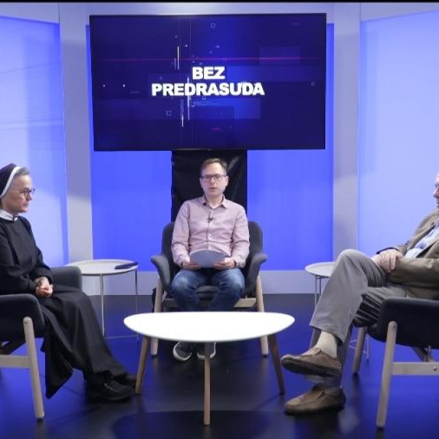 Blaženka s. Valentina Mandarić i Žarko Puhovski s voditeljem i urednikom Markom Špoljarom