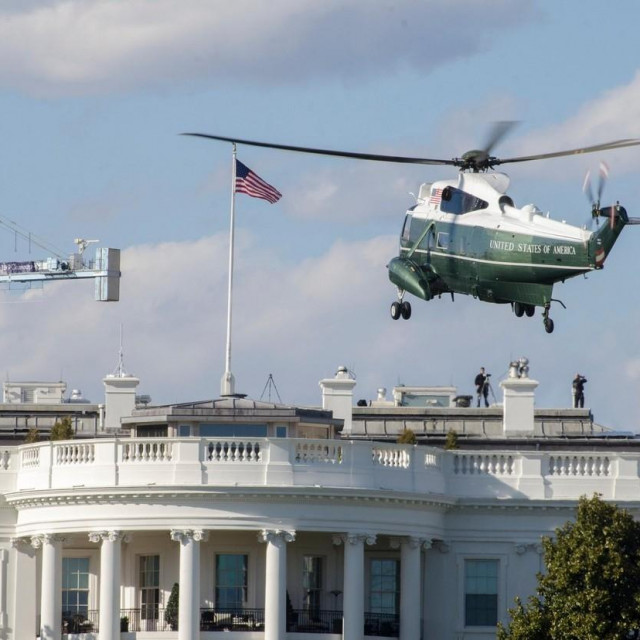 Predsjednički helikopter Marine One ispred Bijele kuće