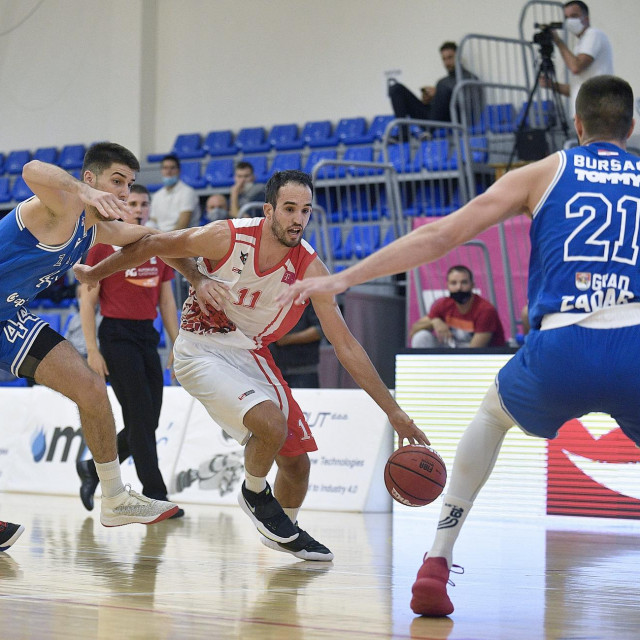 Zagreb, 031020.
GSD Gorica.
Hrvatski Telekom Premijer liga, 3.kolo, kosarka, seniori, utakmica: KK Gorica - KK Zadar.
Na fotografiji: Jure Planinic, Ivan Batur.