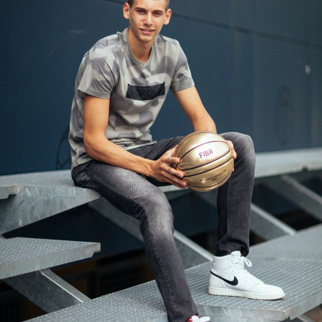 Samopouzdani mladić zna da je tajna uspjeha uvijek u vjeri u samoga sebe, ali i puno rada.