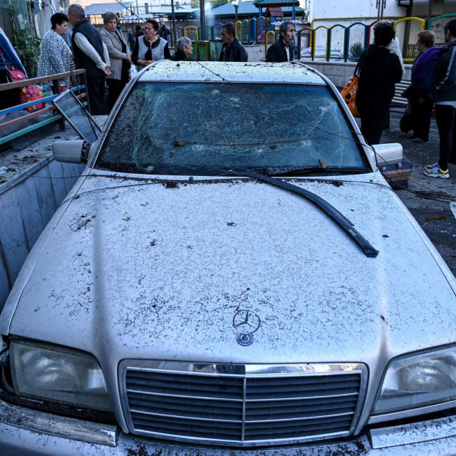 Oštećeni automobil u Stepanakertu