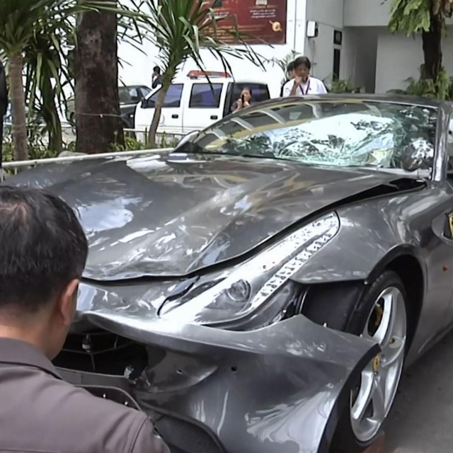 Prebrzo vozeći Ferrari, Boss je 2012. godine srušio policajca Wichiana Klanpraserta s motocikla, vukao ga stotinu metara i potom pobjegao s mjesta nesreće
 