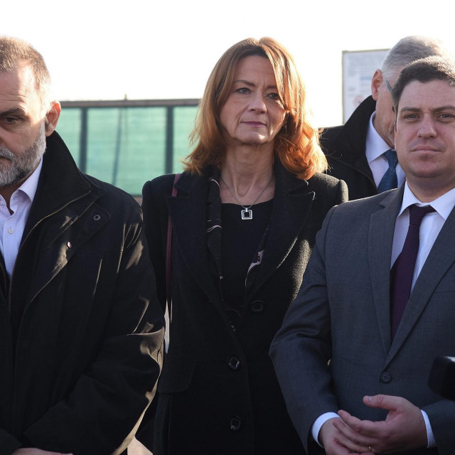 Martina Furdek-Hajdin u sredini