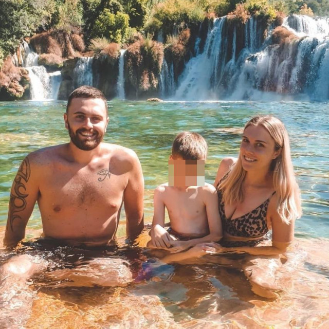 Chloe i Jay Hammond sa sinom Oliverom na slapovima Krke