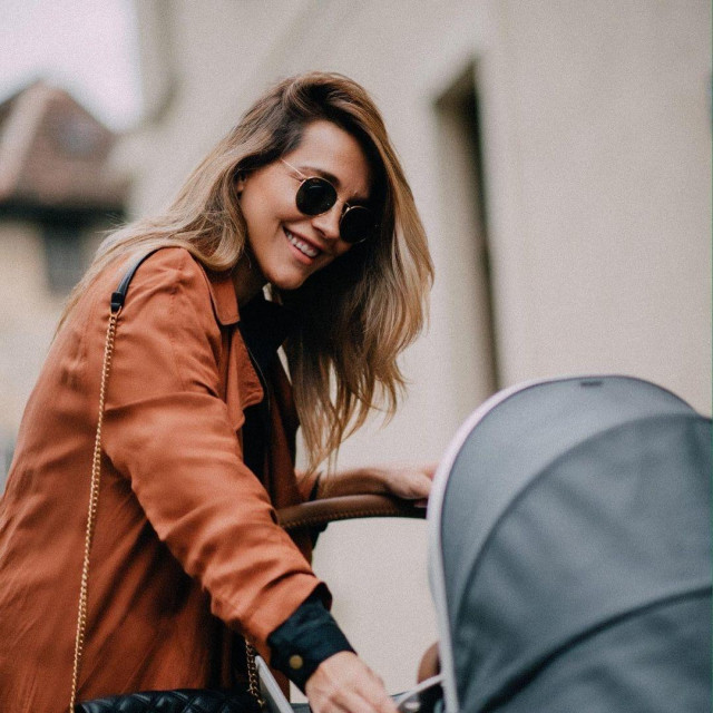 Marijana Batinić u šetnji s mlađom kćeri.