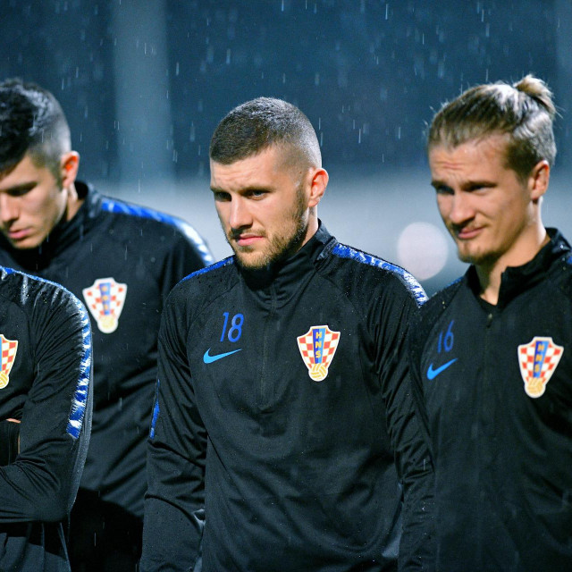 Tin Jedvaj (prvi desno)