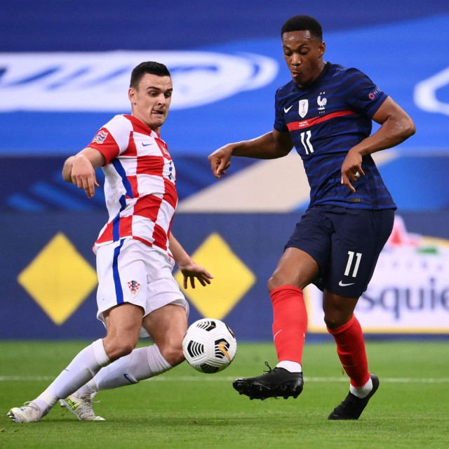 Filip Uremović u akciji u Parizu protiv Francuske