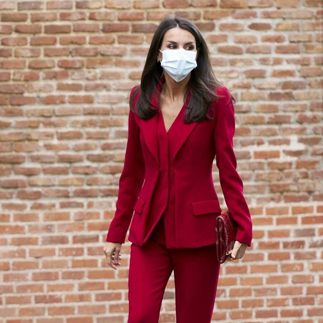 Kraljica je dama u crvenom...