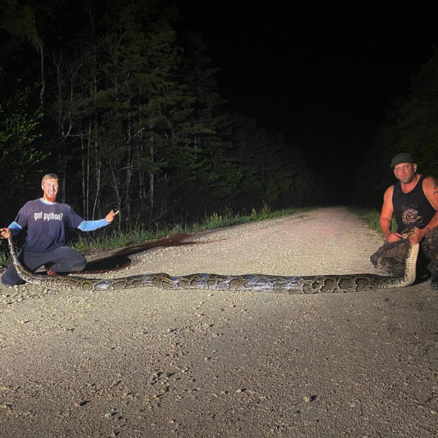 Kevin Pavlidis i Ryan Ausburn poziraju sa zmijom