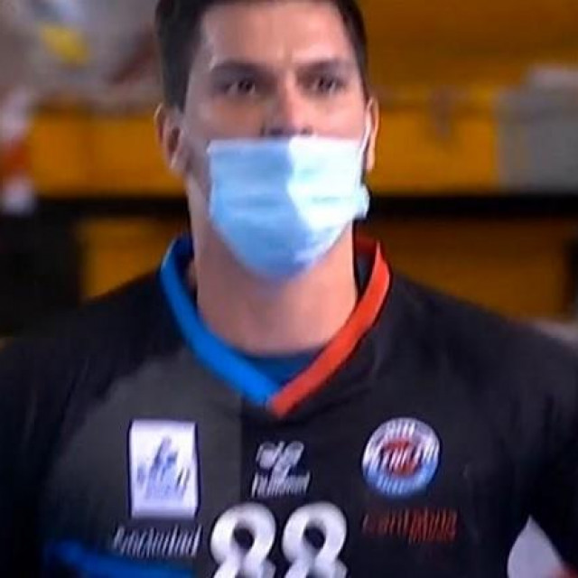 Maske na licima igrača Ademara i Sinifina