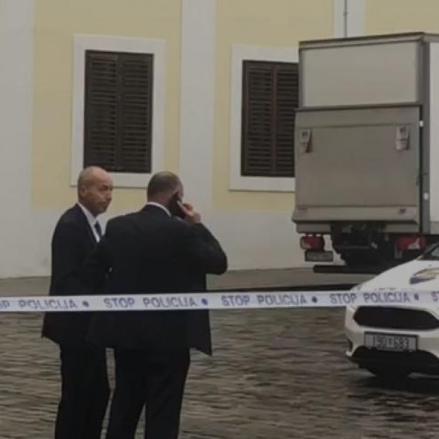 Tomo Medved i Damir Krstičević ispred Vlade