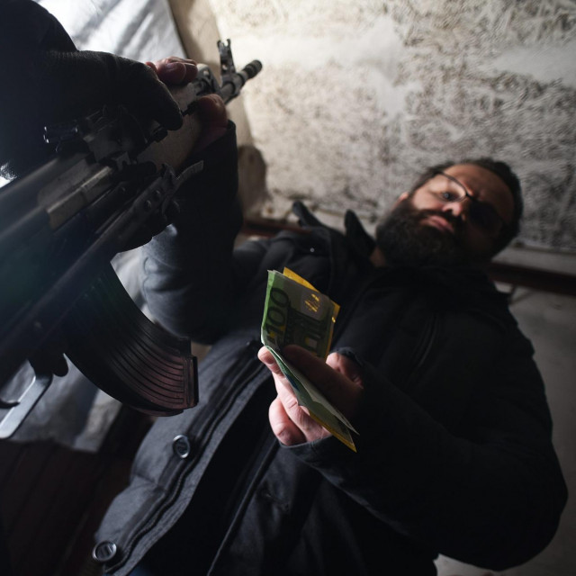 Zastava M70, jugoslavenska inačica kalašnjikova, poznata i kao “srbijanka”. Na slici: primopredaja puške