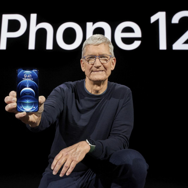 Tim Cook drži novi iPhone 12