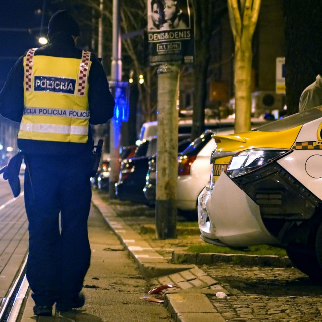 Zagreb, 160114.
Prometna nesreca na Maksimirskoj cesti u kojoj su se sudarili tramvaj i vozilo Taxi Cammea.
Nekoliko putnika tramvaja zatrazilo je lijecnicku pomoc.
U tijeku je policijski ocevid.
