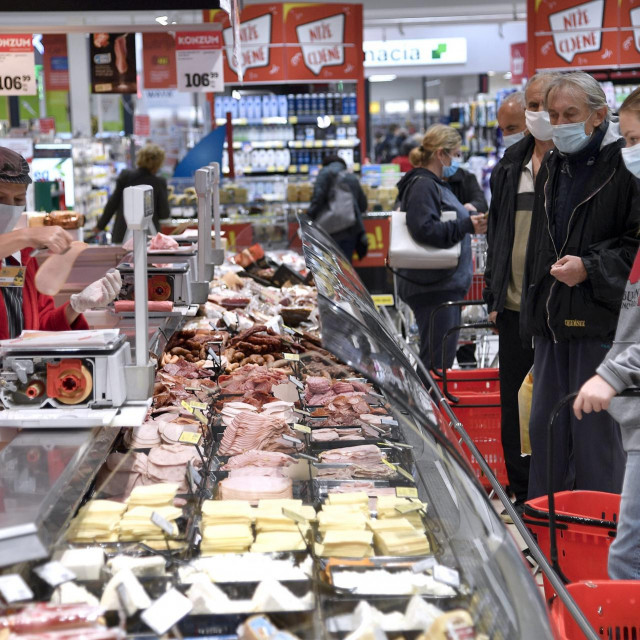 Gužva zbog sniženja u Konzumu