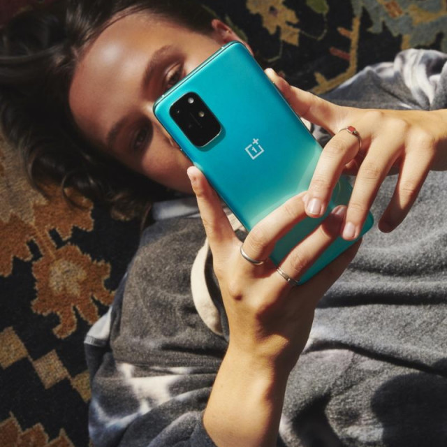 Telefon je opremljen četverostrukom kamerom