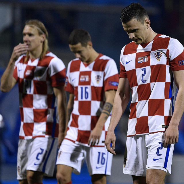 Slijeva nadesno: Domagoj Vida, Domagoj Bradarić i Filip Uremović nakon poraza od Francuza