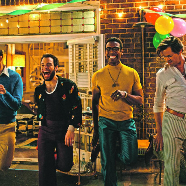 U novoj verziji koju prikazuje Netflix Michaela glumi Jim Parsons iz serije ”Teorija velikog praska”, za koju je dobio četiri nagrade Emmy, a Harold je Zachary Quinto, Vulkanac Spock iz novog filmskog serijala ”Zvjezdane staze”