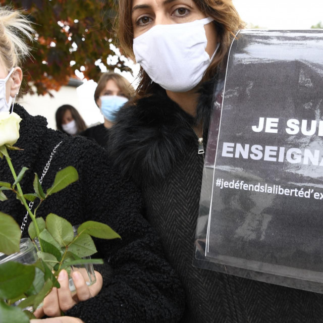 Prosvjednici pred mjestom napada nose natpis 'Ja sam učitelj'