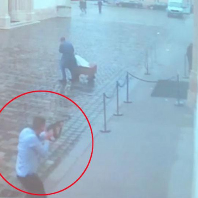 Snimka napada na policajce pred Vladom