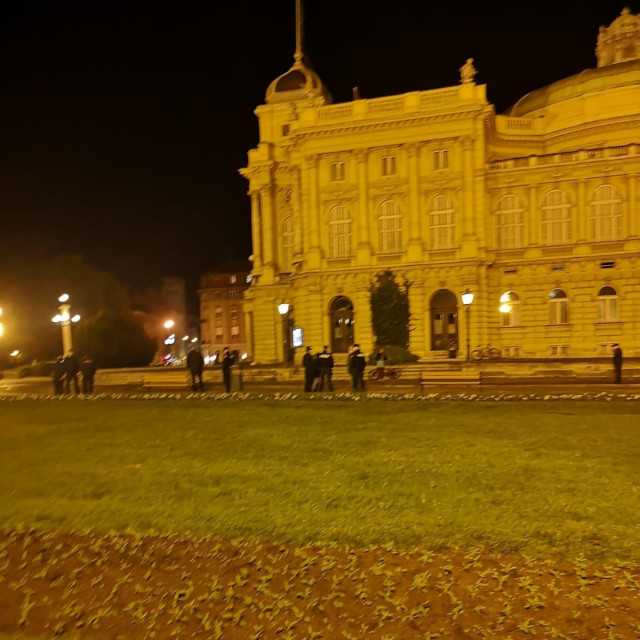 Policija i komunalni redari ispred HNK