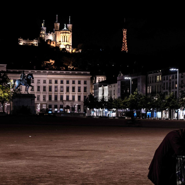 Prizor s opustjelog trga u Lyonu