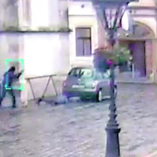 

Policajac ispaljuje metke na napadača koji se vratio iz Mletačke ulice gdje je ponovno napunio pušku i krenuo drugi put prema ulazu u Vladu