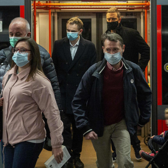 Putnici s obaveznim maskama u metreou u Pragu