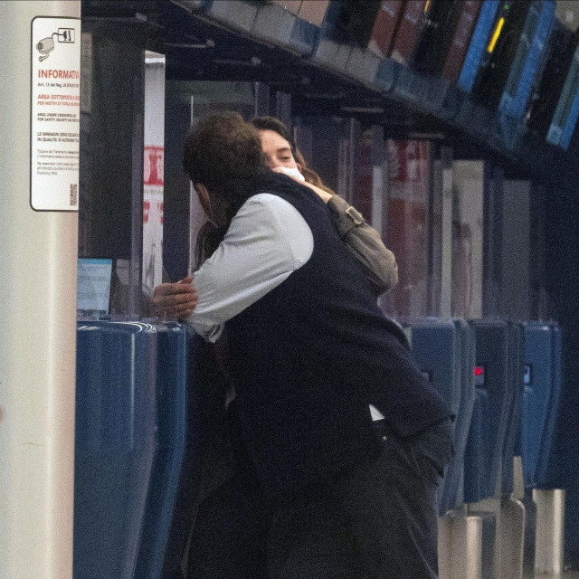 Lily James i Dominic West na aerodromu