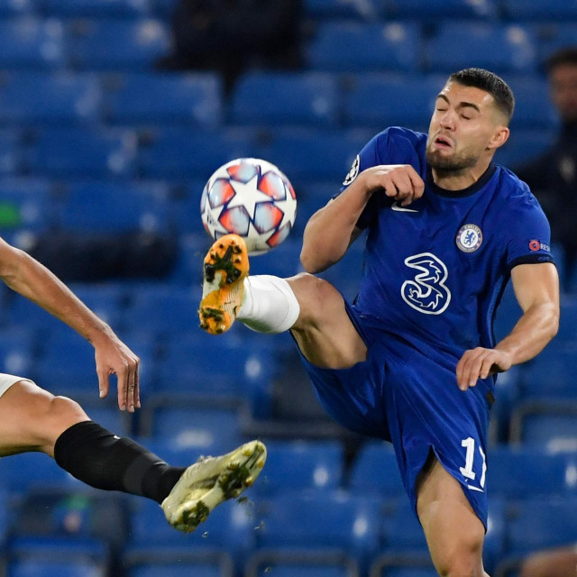 Mateo Kovačić u duelu s Lucasom Ocamposom