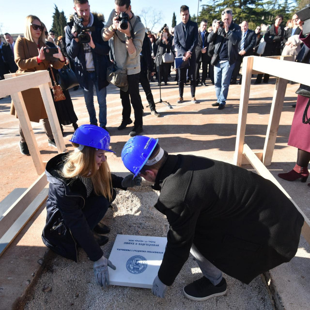 Zadar, 170120
Danas je na nekadasnjoj atletskoj stazi na prostoru Novog sveucilisnog kampusa u Zadru svecano postavljen kamen temeljac za zgrade nove studentske menze i studentskog doma. Projekt je vrijedan oko 70 miljuna kuna i navjecim dijelom financiran iz fondova EU, a zavrsetak radova se ocekuje u rujnu ove godine.
Na fotografiji: polaganje kamena temeljca.