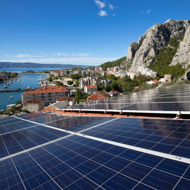 Omis, Hotel Villa Dvor u obali rijeke Cetine.