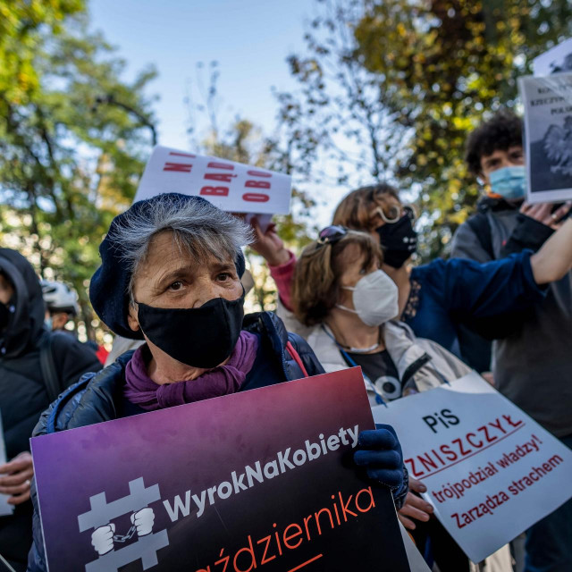 Prosvjed ispred poljskog Ustavnog suda zbog sporne odluke o pobačaju