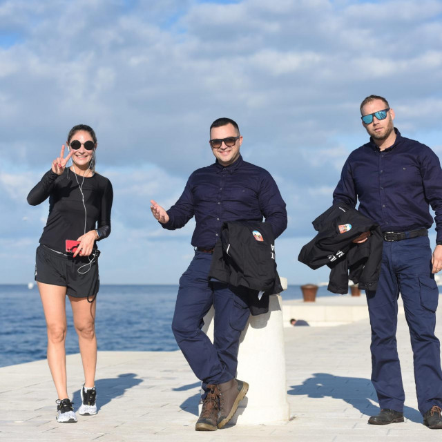 Mate Lukić i Šime Radošević sa turistkinjom na zadarskoj rivi