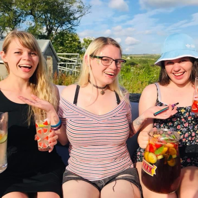 Hayleigh-Elizabeth Honey i superug Matt
Facebook