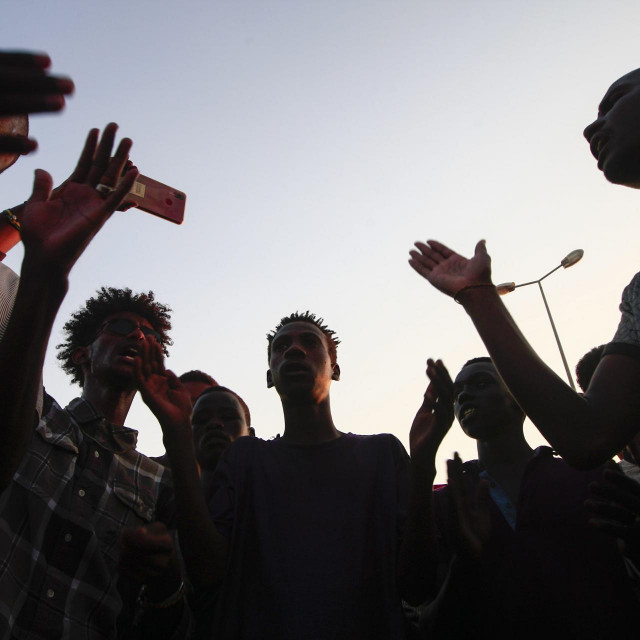Sudanese protesters gather to block access to the Mansheiya bridge, over the Blue Nile, in the capital Khartoum on October 23, 2020, during a demonstration demanding justice for a man killed in earlier demonstrations over a deepening economic crisis. - A 20-year-old protester was shot dead by police, earlier in the week, and at least 14 others were injured, according to a committee of doctors linked to a protest movement that led to Bashir's downfall. (Photo by Ebrahim HAMID/AFP)