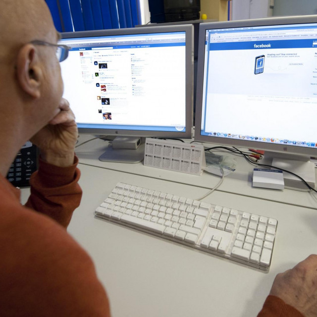 Ilustracija surfanja na Facebooku