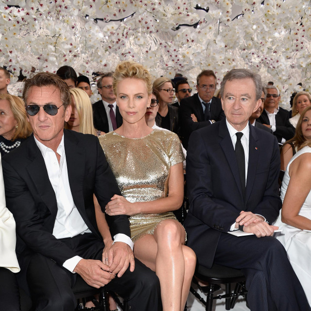 Sean Penn, Charlize Theron i Bernard Arnault