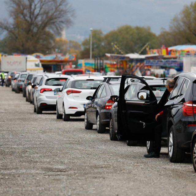 Kolone automobila na Velesajmu 