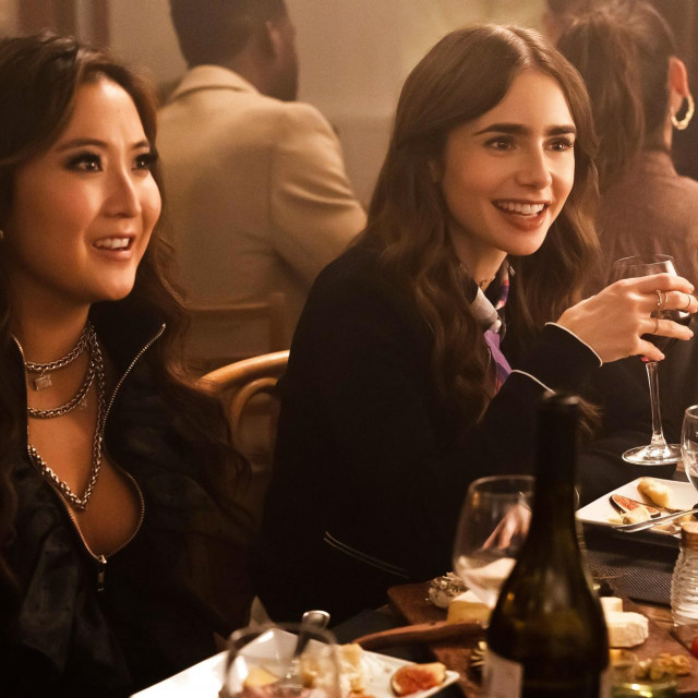 Lily Collins i Ashley Park u seriji ”Emily in Paris” (2020)
