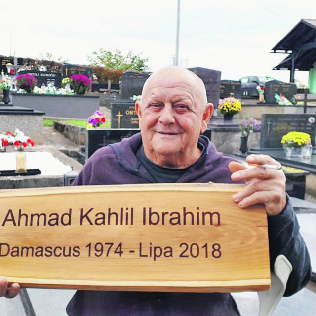 Ivan Despot s pločom koja je postavljena nakon što je utvrđen identitet migranta