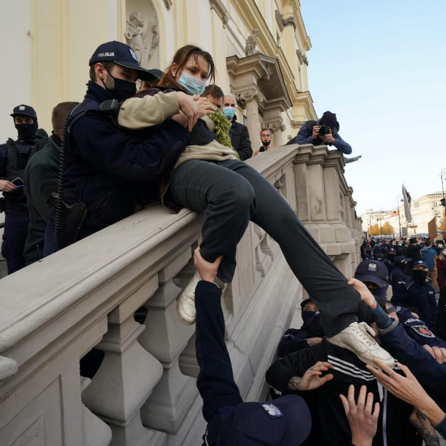 Članovi krajnje desne organizacije i policija uklanjaju prosvjednicu s prostora crkve