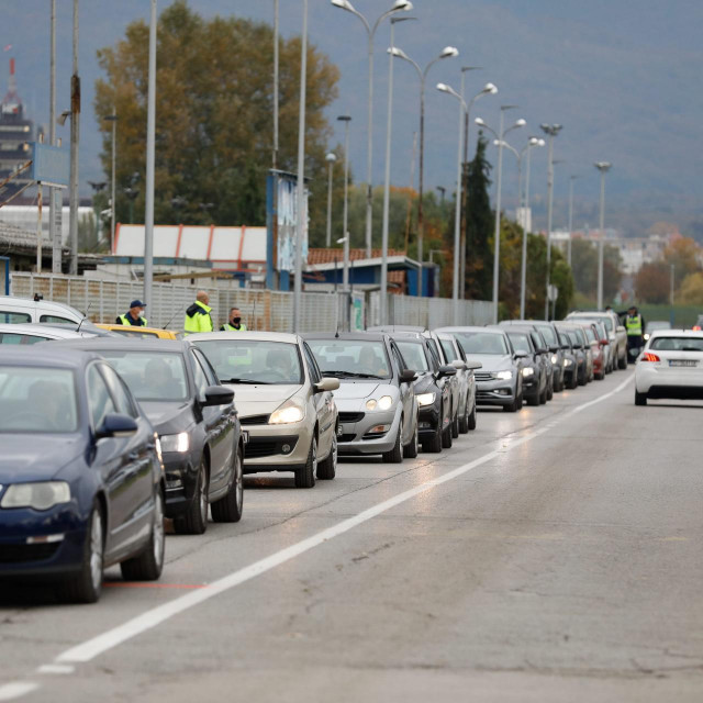 Kolone automobila na Velesajmu (27.10.2020.)