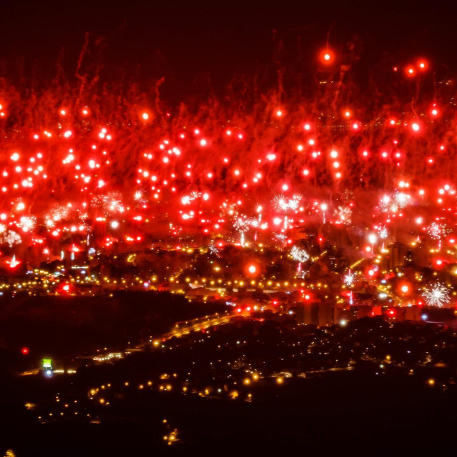 Pogled na bakljadu i vatromet iz naselja Gornje Sitno
