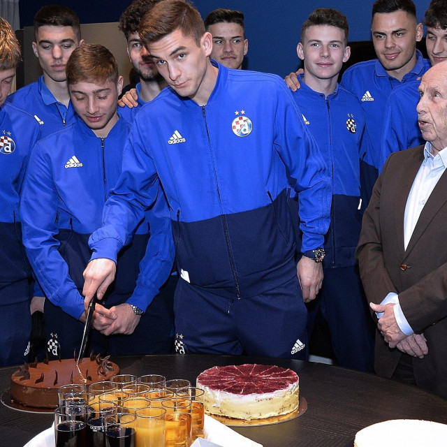 Bartol Franjić, u sredini
